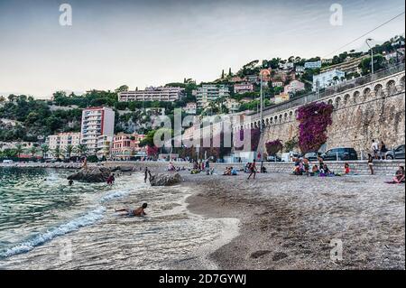 VILLEFRANCHE-SUR-MER, FRANKREICH - AUGUST 14: Der malerische Strand von Marinieres in Villefranche-sur-mer, einer malerischen Stadt in der Region Provence-Alpes-Cote d'Azur Stockfoto