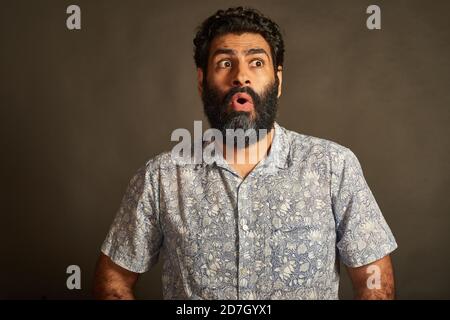 Ein junger Mann in einer angeregten Diskussion. Stockfoto