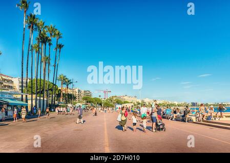 CANNES, FRANKREICH - 15. AUGUST: Die weltberühmte Promenade de la Croisette, Cannes, Frankreich, am 15. August 2019. Es ist die Heimat von vielen teuren Geschäften, Restau Stockfoto