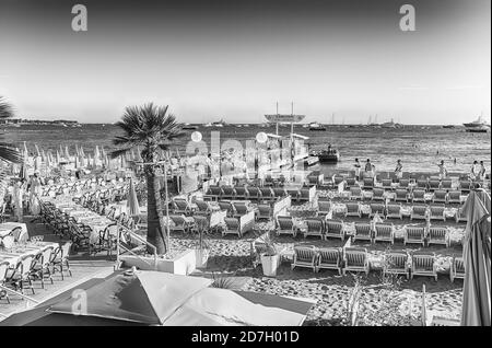 CANNES, FRANKREICH - AUGUST 15: Einrichtung der Tische und unbrellas am Strand des Carlton Intercontinental Hotels in Cannes, Cote d'Azur, Frankreich, wie es ist Stockfoto