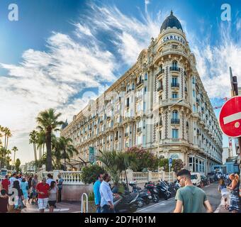 CANNES, FRANKREICH - AUGUST 15: Das Intercontinental Carlton Hotel in Cannes, Cote d'Azur, Frankreich, wie am 15. August 2019 gesehen. Es ist ein Luxushotel gebaut Stockfoto