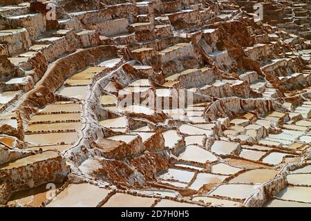 Salineras de Maras, erstaunliche historische Salzminen in der Schlucht des Heiligen Tals der Inkas, Cusco Region, Peru Stockfoto