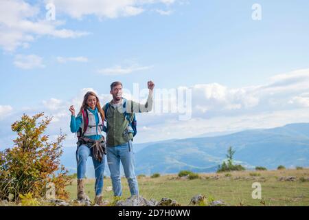 Glückliche Reisende Paar eroberte Gipfel des Berges, hebt die Hände hoch