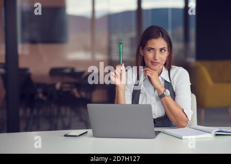 Junge Frau mit großen Idee im Büro. Stockfoto