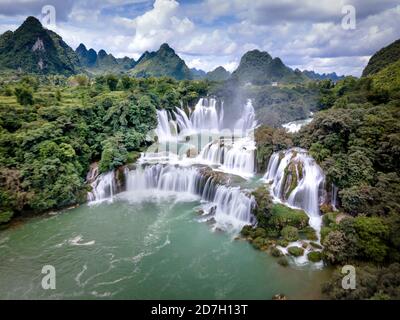 Sehen Sie den wunderschönen Ban Gioc Wasserfall im Trung Khanh Bezirk, Cao Bang Provinz, Vietnam von oben Stockfoto