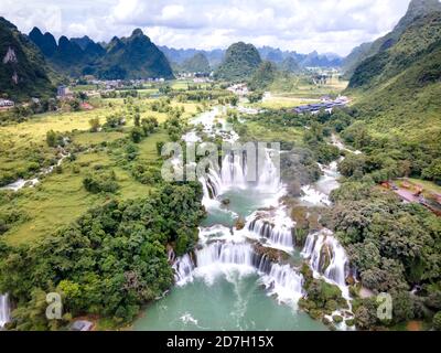 Sehen Sie den wunderschönen Ban Gioc Wasserfall im Trung Khanh Bezirk, Cao Bang Provinz, Vietnam von oben Stockfoto