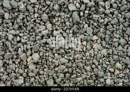 Grau kleine Felsen Boden Textur. Schwarz kleine Straße Stein Hintergrund. Kies Kieselsteine Stein nahtlose Textur. Dunkler Hintergrund von zerkleinerten Granit Kies, Stockfoto