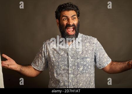 Ein junger Mann in einer angeregten Diskussion. Stockfoto