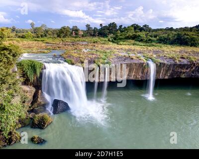 Panoramablick auf den schönen Wasserfall Dray nur in der Provinz Dak Lak, Vietnam von oben Stockfoto