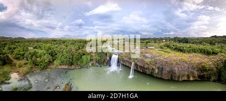 Panoramablick auf den schönen Wasserfall Dray nur in der Provinz Dak Lak, Vietnam von oben Stockfoto