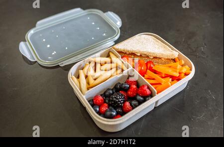 Lunchbox mit gesunden Lebensmitteln gefüllt Stockfoto