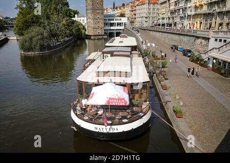 Restaurant Schiff entlang der Moldau in Prag, Tschechische Republik Stockfoto