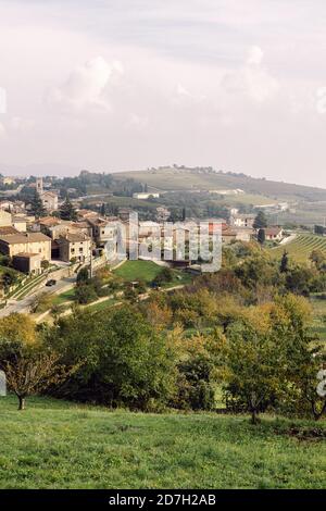 Blick von den Hügeln des Valpolicella, in der Nähe von Verona, im Norden von Italien an einem sonnigen Tag im Herbst Stockfoto