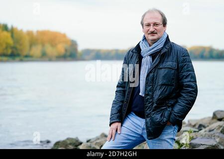 Speyer, Deutschland. Oktober 2020. Dirk Reichle, Wissenschaftlicher Direktor der Kommunalen Aktionsgemeinschaft zur Bekämpfung der Schnakenplage (Kabs), steht am Rheinufer. Quelle: Uwe Anspach/dpa/Alamy Live News Stockfoto