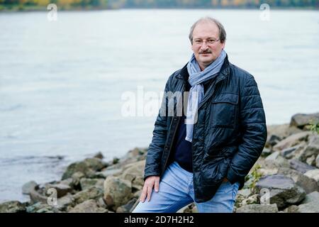 Speyer, Deutschland. Oktober 2020. Dirk Reichle, Wissenschaftlicher Direktor der Kommunalen Aktionsgemeinschaft zur Bekämpfung der Schnakenplage (Kabs), steht am Rheinufer. Quelle: Uwe Anspach/dpa/Alamy Live News Stockfoto