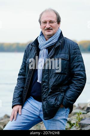 Speyer, Deutschland. Oktober 2020. Dirk Reichle, Wissenschaftlicher Direktor der Kommunalen Aktionsgemeinschaft zur Bekämpfung der Schnakenplage (Kabs), steht am Rheinufer. Quelle: Uwe Anspach/dpa/Alamy Live News Stockfoto