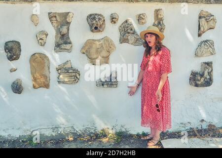 Tourist überrascht von Funden an der Mauer in Karthago. Exponate archäologische Ausgrabungen in der Mauer Karthago. Statuen und Teile von Häusern gefunden während exc Stockfoto