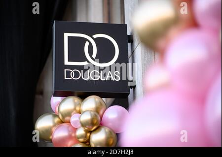 Hamburg, Deutschland. Oktober 2020. Das Douglas-Logo, aufgenommen in einem Douglas-Laden am Jungfernstieg. Quelle: Daniel Reinhardt/dpa/Alamy Live News Stockfoto