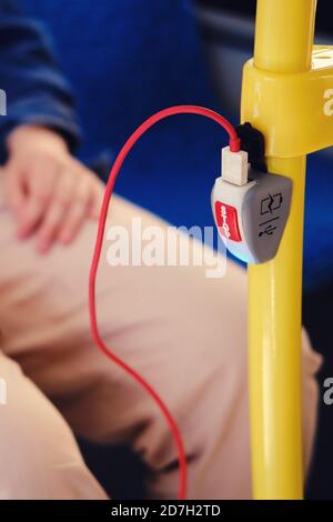 Gerät zum Aufladen des Telefons während des Transports über USB und Stopp-Taste Stockfoto