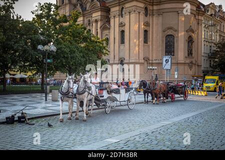 Pferdekutschenfahrt auf dem Altstädter Ring in Prag, Tschechische Republik Stockfoto