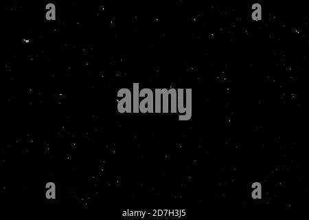 Chaotisches weißes Bokeh auf schwarzem Hintergrund. Lichtflecken Textur, Abstraktion. Fallender Schnee. Sternenhimmel. Stockfoto