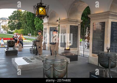 Grab des unbekannten Soldaten Denkmal bewacht non stop durch Militär. Denkmal für die unbekannten polnischen Soldaten, die im Ersten Weltkrieg in den Überresten eines getötet Stockfoto