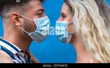 Junges Paar trägt Gesicht chirurgische Maske während Corona Virus Ausbruch Stockfoto