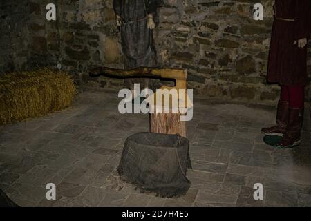 7. Oktober 2020: Khotyn, Ukraine - Axt eines mittelalterlichen Vollstreckers auf dem Log im Kerker der alten Burg Stockfoto