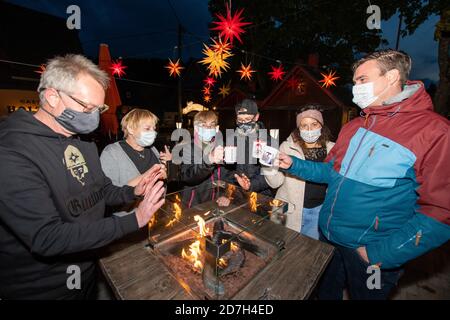 Seiffen, Deutschland. Oktober 2020. Gäste trinken Glühwein im Sternemarkt in Seiffen. Das heute weltberühmte Spielzeugdorf Seiffen ist das Weihnachtsland im Erzgebirge. Jedes Jahr im Dezember erstrahlt es in hellem Licht und wird von zahlreichen Touristen besucht (Foto aufgenommen) Quelle: Nico Schimmelpfennig/dpa-Zentralbild/ZB/dpa/Alamy Live News Stockfoto