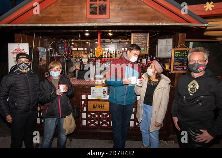 Seiffen, Deutschland. Oktober 2020. Gäste trinken Glühwein im Sternemarkt in Seiffen. Das heute weltberühmte Spielzeugdorf Seiffen ist das Weihnachtsland im Erzgebirge. Jedes Jahr im Dezember erstrahlt es in hellem Licht und wird von zahlreichen Touristen besucht (Foto aufgenommen) Quelle: Nico Schimmelpfennig/dpa-Zentralbild/ZB/dpa/Alamy Live News Stockfoto