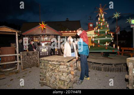 Seiffen, Deutschland. Oktober 2020. Gäste trinken Glühwein im Sternemarkt in Seiffen. Das heute weltberühmte Spielzeugdorf Seiffen ist das Weihnachtsland im Erzgebirge. Jedes Jahr im Dezember erstrahlt es in hellem Licht und wird von zahlreichen Touristen besucht (Foto aufgenommen) Quelle: Nico Schimmelpfennig/dpa-Zentralbild/ZB/dpa/Alamy Live News Stockfoto