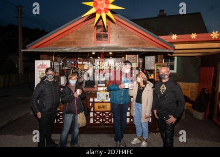 Seiffen, Deutschland. Oktober 2020. Gäste trinken Glühwein im Sternemarkt in Seiffen. Das heute weltberühmte Spielzeugdorf Seiffen ist das Weihnachtsland im Erzgebirge. Jedes Jahr im Dezember erstrahlt es in hellem Licht und wird von zahlreichen Touristen besucht (Foto aufgenommen) Quelle: Nico Schimmelpfennig/dpa-Zentralbild/ZB/dpa/Alamy Live News Stockfoto