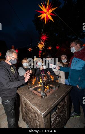 Seiffen, Deutschland. Oktober 2020. Gäste trinken Glühwein im Sternemarkt in Seiffen. Das heute weltberühmte Spielzeugdorf Seiffen ist das Weihnachtsland im Erzgebirge. Jedes Jahr im Dezember erstrahlt es in hellem Licht und wird von zahlreichen Touristen besucht (Foto aufgenommen) Quelle: Nico Schimmelpfennig/dpa-Zentralbild/ZB/dpa/Alamy Live News Stockfoto