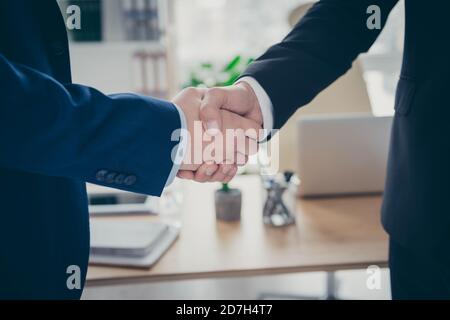Beschnittene Nahaufnahme von zwei männlichen qualifizierten Experten Arbeitgeber hr Schüttelt die Hände Einstellung vakante Personalwesen Deal getan Teamarbeit an Hellweißer Innenraum Stockfoto