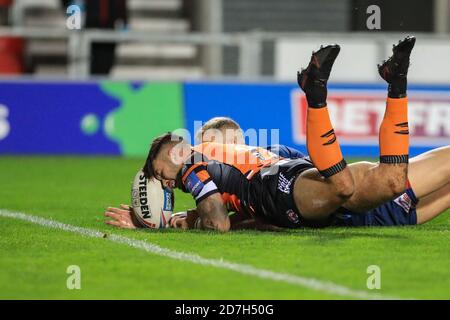 Alex Foster (17) von Castleford Tigers gibt einen Versuch ab Stockfoto