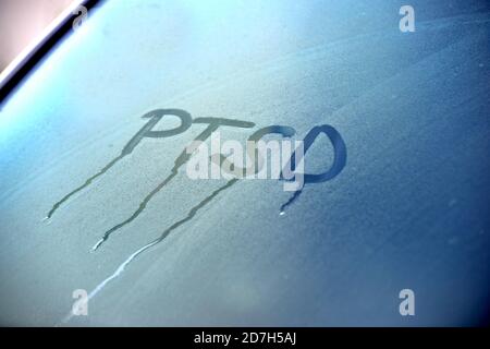 PTSD Akronym Post traumatische Belastungsstörung handgeschrieben auf nasser Autoscheibe. Stockfoto
