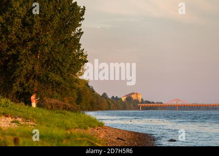 Daugava Fluss bei Sonnenuntergang in Riga, Lettland Stockfoto