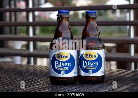 Antalya, Türkei, 18. Juli 2020: Türkisch gekühltes Bier Efes Pilsen in сlosed Flasche. Erfrischendes alkoholisches Getränk in einem Café, Pub. Illustratives Editorial Stockfoto