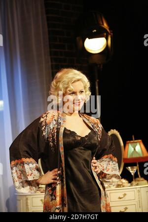 Abi Titmuss (Angie) in 'Some Kind of Love Story' : Akt 1 des ZWEI-WEGE-SPIEGELS von Arthur Miller im Innenhof von Covent Garden, Theatre Museum, London 02/03/2006 Design: Roy Bell Beleuchtung: Chris Corner Regie: Mike Miller Stockfoto