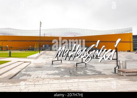 'Mein Helsinki' Schild mit großen Buchstaben vor der Zentralbibliothek Oodi, Finnland Stockfoto