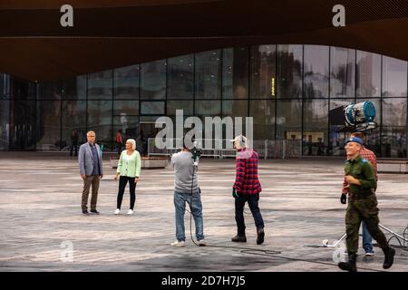 Hinter der Szene eines tv-Interviews vor der Oodi-Bibliothek in Helsinki, Finnland Stockfoto