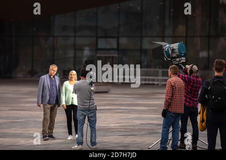Hinter der Szene eines tv-Interviews vor der Oodi-Bibliothek in Helsinki, Finnland Stockfoto