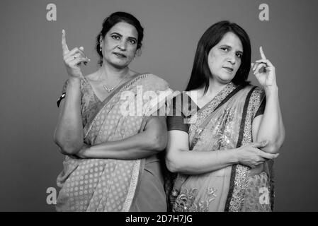 Zwei reife indische Frauen tragen Sari indische traditionelle Kleidung zusammen Stockfoto