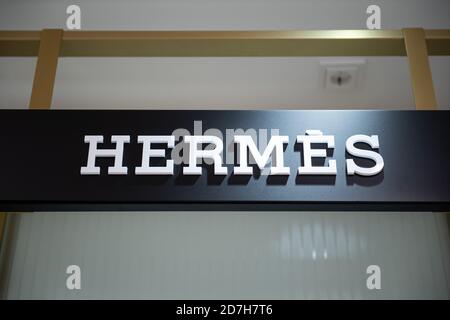 Hamburg, Deutschland. Oktober 2020. Das Logo der Marke Hermès, aufgenommen in einem Douglas-Laden am Jungfernstieg. Quelle: Daniel Reinhardt/dpa/Alamy Live News Stockfoto