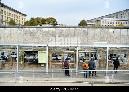 Berlin, Deutschland. Oktober 2020. An der Berliner Mauer sind Teile der Ausstellung Topographie des Terrors. Besucher schauen sich die Bilder dort an. Quelle: Kira Hofmann/dpa-Zentralbild/ZB/dpa/Alamy Live News Stockfoto