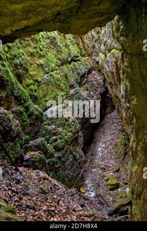 Großer und alter Tagebau aus Bleibergbau auf einer Ader namens Red Rake, in der Nähe von Kalb in Derbyshire. Diese Ader war wahrscheinlich im 16. Jahrhundert in Arbeit. Stockfoto