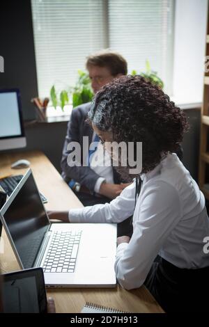 Profil der Schönheit afroamerikanische Frau mit Laptop-Computer bei Geschäftstreffen. Teamarbeit von vielfältiger Gruppenkonzeption Stockfoto