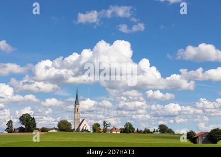 Blauer Himmel und weiße Wolken über dem Kirchturm, Deutschland, Bayern, Kirchreit, Wasserburg Stockfoto