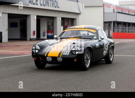 Robert Ingram fährt seinen 1961, Lotus Elite S2 Super 95, während des Qualifyings für die RAC Tourist Trophy for Historic Cars (Pre '63 GT) Stockfoto