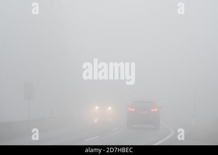 23. Oktober 2020, Niedersachsen, Oderbrück: Autos fahren auf einer Landstraße im Nebel. Foto: Swen Pförtner/dpa Stockfoto